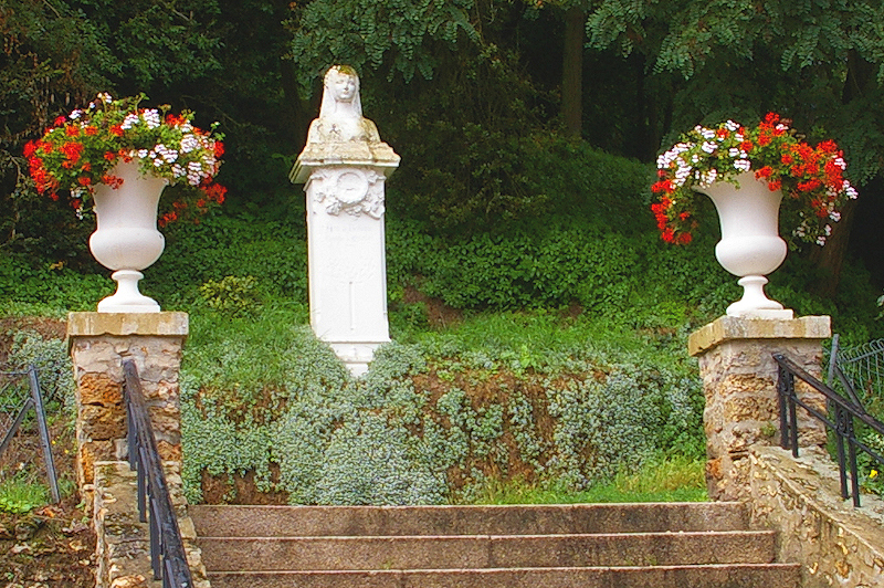 Montfort-l'Amaury Statue Anne de Bretagne